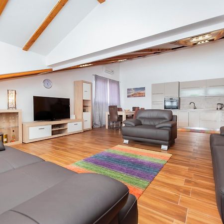Apartment The Loft 罗维尼 外观 照片